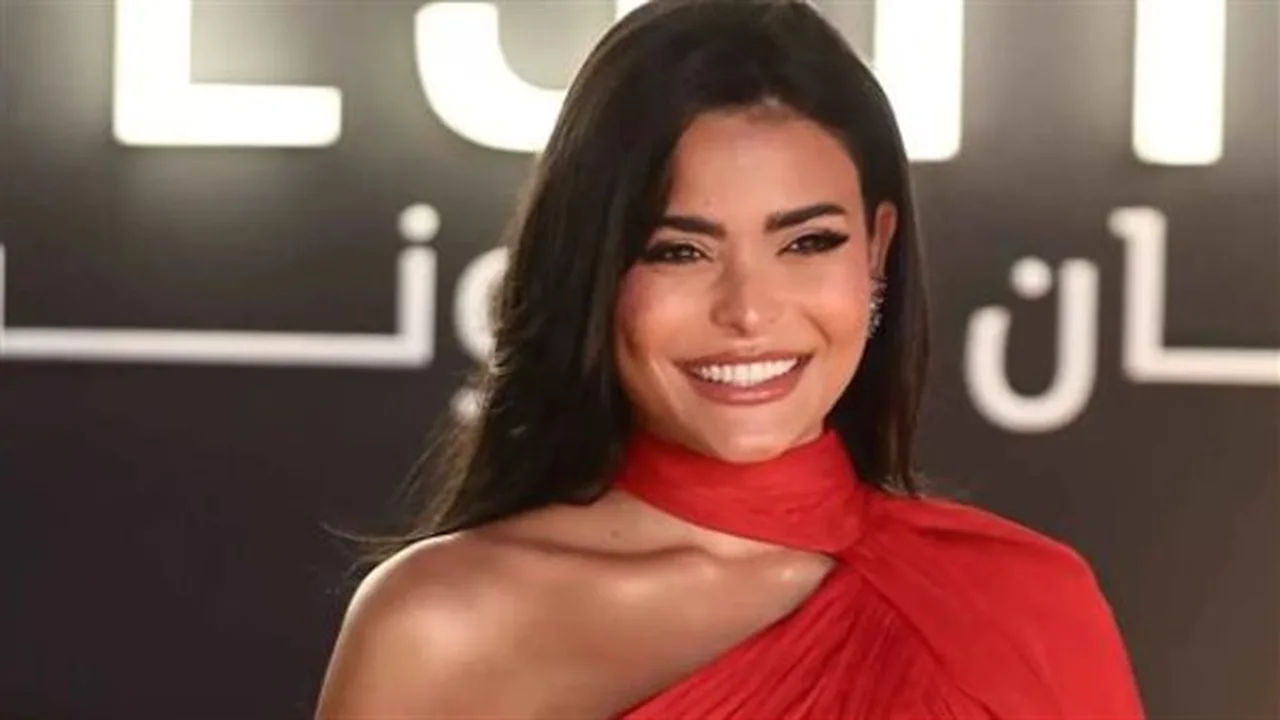 بإطلالة رياضية جريئة.. أسماء جلال تكشف عن عقاب مدربها لها داخل الجيم